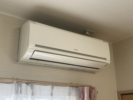 壁に取り付けられた冷暖房