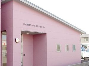 ピンク外壁の建物外観  