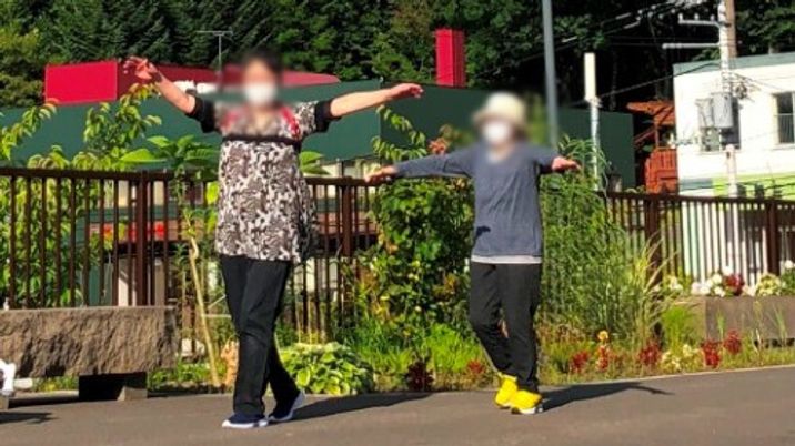 体操を楽しむ人々の庭