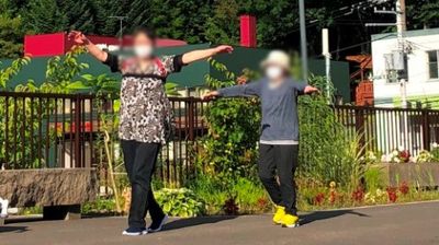 体操を楽しむ人々の庭