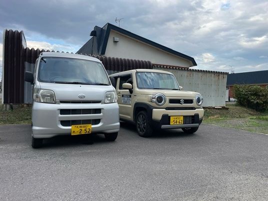 送迎車両が並ぶ外観  