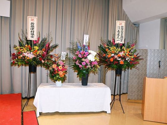華やかな花の飾りが並ぶロビー  