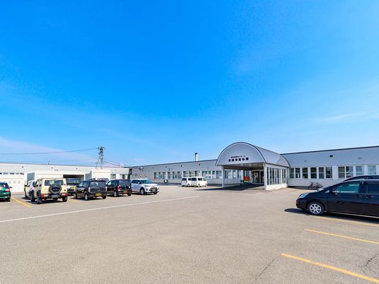 広い駐車場の外観  