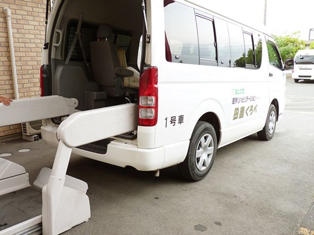 車両後部の様子 外観 施設送迎に使う車の後部です。快適に乗降できる装置が備わっています。