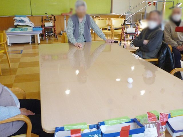 明るいラウンジ ラウンジ 広々としたテーブルがある明るい空間です。リラックスしながら交流が楽しめます。