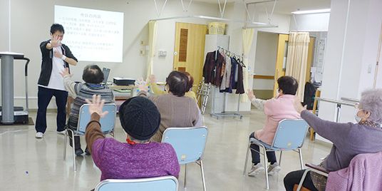 体操をする人々の様子