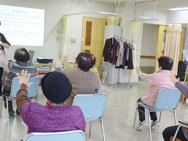 体操をする人々の様子 多目的室 体操を楽しむ方々が集う、多目的室です。講師の指導を受けながら、皆さんで体を動かしています。