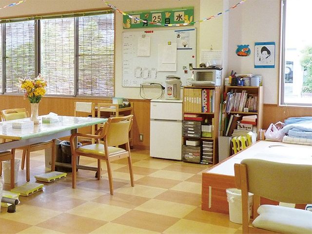 日当たりの良いラウンジ ラウンジ 広々とした開放的なラウンジです。自然光がたっぷりと入り、心地よいひとときを過ごせます。