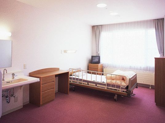 明るい個室の洋室  