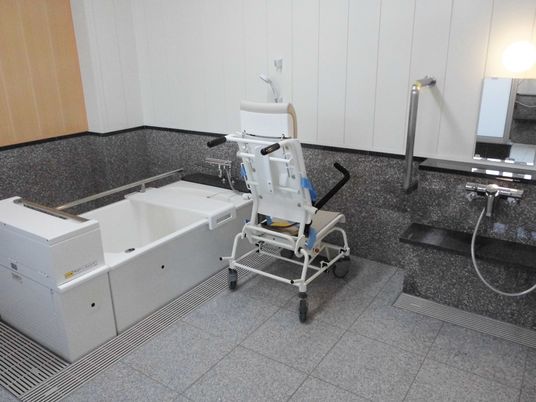 介護浴室の機器  