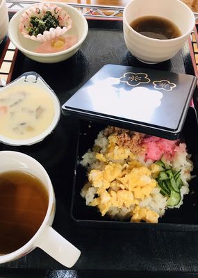 和食が並ぶ食事シーン