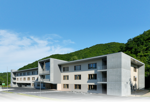 広がる建物の外観