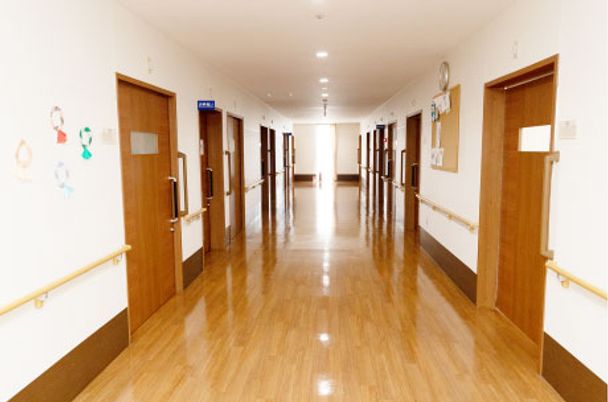 光が差し込む廊下