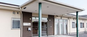 庇のある建物の入口