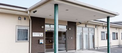 庇のある建物の入口