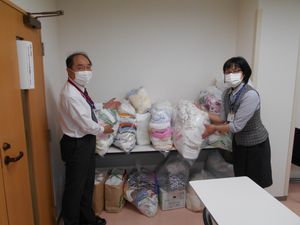 スタッフと寝具保管室  