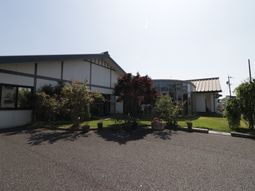緑豊かな施設外観