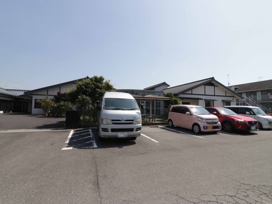 広々とした施設の駐車場