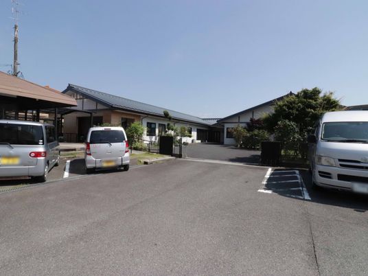 施設の広々とした駐車場