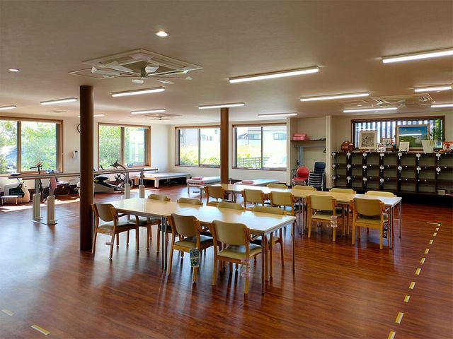 明るい多目的室 多目的室 広々とした明るい多目的スペースです。窓から自然光が入り、リラックスした雰囲気で過ごせます。