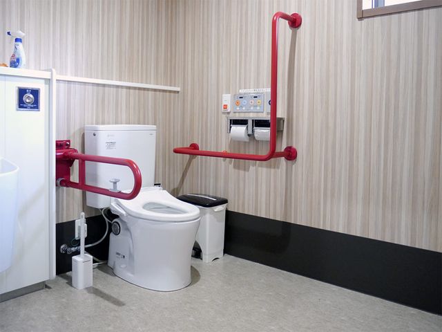安全設備のあるトイレ トイレ 手すりが設置されたバリアフリー対応のトイレです。快適に利用できるよう配慮されています。
