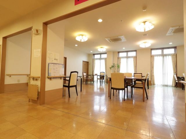 明るい広々とした食堂 食堂 床が清潔で、柔らかな光が差し込む広々とした食堂です。椅子とテーブルが配置され、ゆったりとした食事の時間を提供しています。