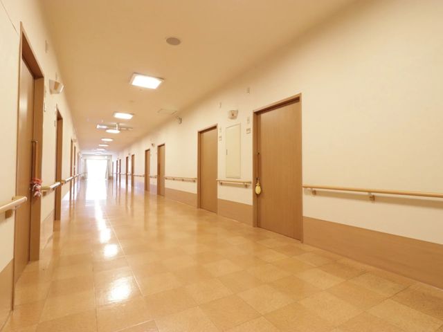 ゆったりした廊下 廊下 手すりが付いた広々とした廊下です。明るく清潔感のある雰囲気で、安心してお過ごしいただけます。