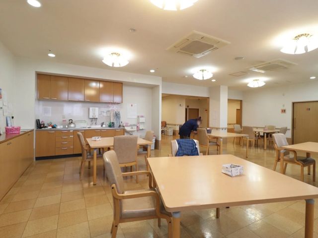 居心地の良いダイニング ダイニングルーム 広々としたダイニングエリアには、お食事や交流のためのテーブルセットが整然と並び、落ち着いた雰囲気が漂います。