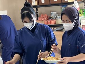 配膳するスタッフの食堂  