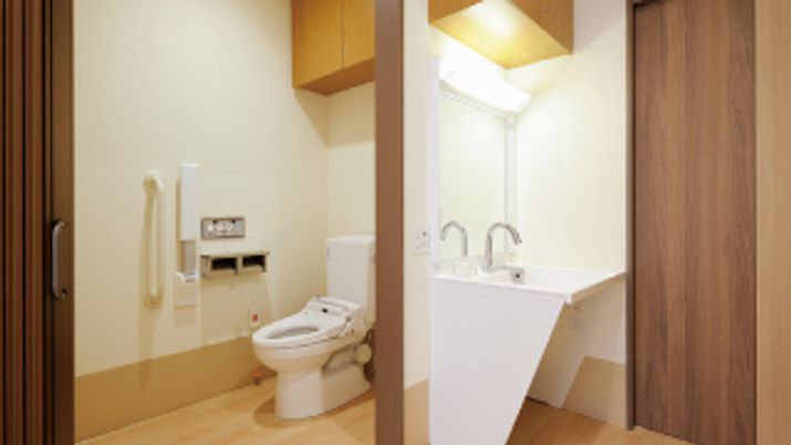 明るい洗面台とトイレ空間