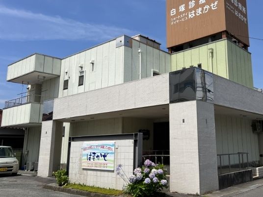 白い外壁の建物外観  