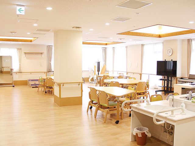 明るい共有スペース ラウンジ 自然光が差し込む広々としたラウンジです。椅子に座って談笑したり、休憩を取ることができます。