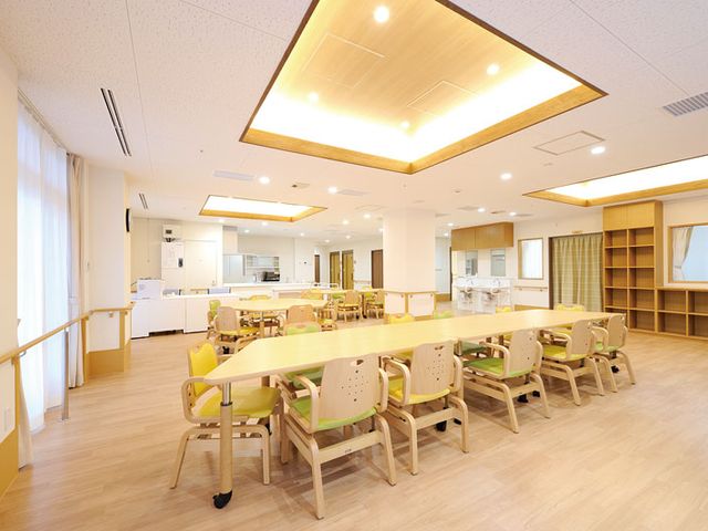 広々としたダイニングルーム ダイニングルーム 明るい自然光が差し込む広々としたスペースで、食事を快適に楽しむことができます。