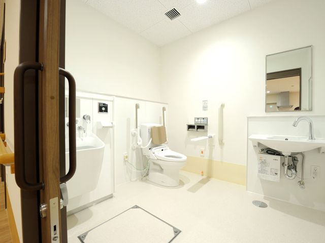 広々とした清潔なトイレ トイレ 清潔感のある広々としたスペースで、手すりが設置され、安全に利用できます。