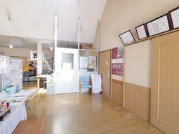 エントランスの明るい空間