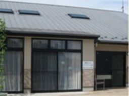 シンプルな建物の外観