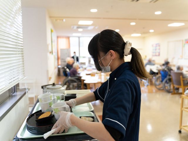 スタッフが働く食堂 食堂 快適な食堂で、入居者のお食事サポートをするやりがいのあるお仕事があります。温もりある環境でご活躍いただけます。