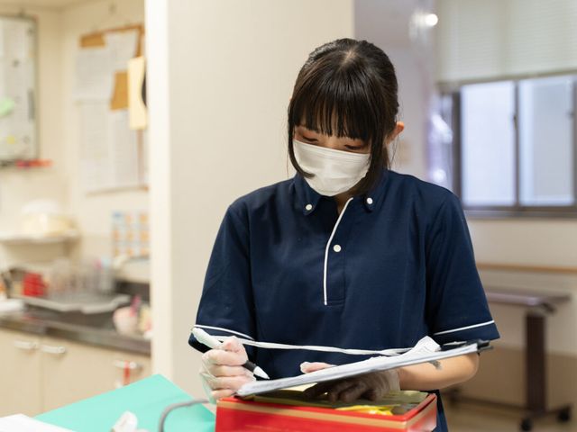 職員が業務にあたる様子 スタッフイメージ 一枚一枚を真剣にチェックするスタッフの姿が、私たちのプロフェッショナルな仕事ぶりを物語っています。