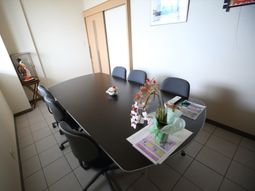 会議室のテーブルと椅子