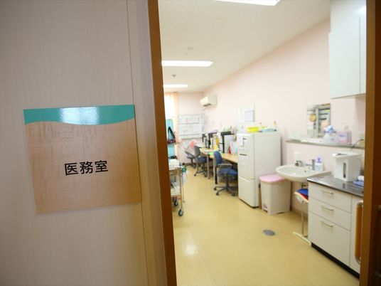 医療室のドアと内部