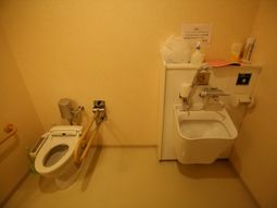 バリアフリーの洗面台とトイレ