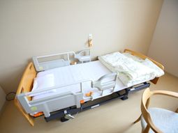 ベッドと椅子がある居室