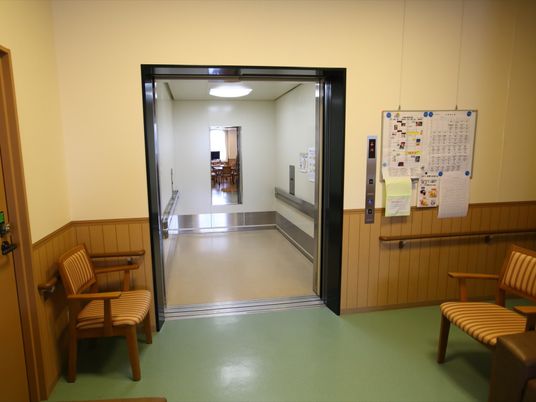 エレベーターと掲示板のある廊下