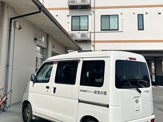 送迎車が停まる外観  