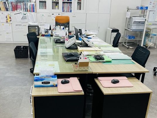 事務机のあるスタッフイメージ  