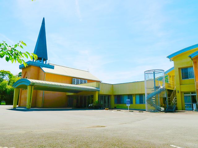 色鮮やかな建物の外観 外観 明るい色の建物が魅力的です。周囲には自然が広がり、穏やかな環境で働けます。