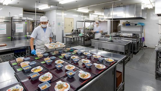 料理を準備中の厨房