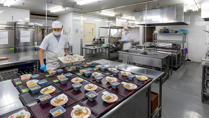 料理を準備中の厨房