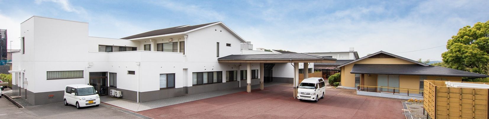 白い建物の外観