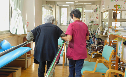 支援を受ける様子の廊下  